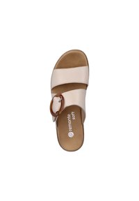 Beige Slide-Sandal mit zwei breiten Riemen und einer großen braunen runden Schnalle. Weiche Innensohle mit Logoprint. Flaches, offenes Design.