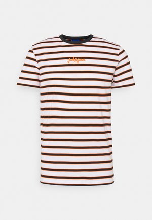 Camiseta blanca de manga corta con rayas horizontales negras y naranjas y texto del logo naranja centrado en el pecho con cuello negro.