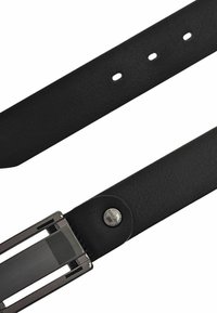 Zwarte leren riem met een gladde textuur, verstelbare gaatjes en een zilveren metalen gesp met een rechthoekig uitsnijdontwerp.