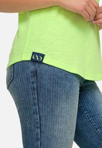 LAURASØN - T-shirt z nadrukiem