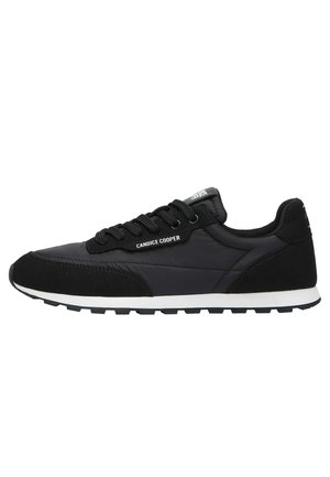 Sneaker sportivo nero con una combinazione di tomaia in suede opaco e testurizzato, suola in gomma bianca e lacci neri. Nome del marchio "Candice Cooper" in evidenza.