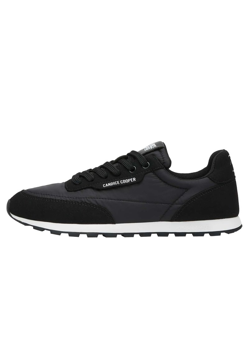 Sneaker sportivo nero con una combinazione di tomaia in suede opaco e testurizzato, suola in gomma bianca e lacci neri. Nome del marchio "Candice Cooper" in evidenza.