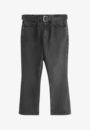 Sorte boot-fit jeans med forlommer og et sort bælte med en sølvspænde.