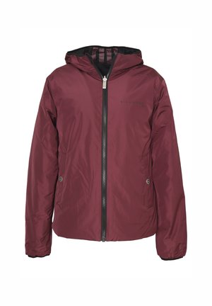Giacca a vento bordeaux con cappuccio, zip frontale, tasche laterali e fodera interna nera; presenta una leggera branding sul petto e polsini elasticizzati.