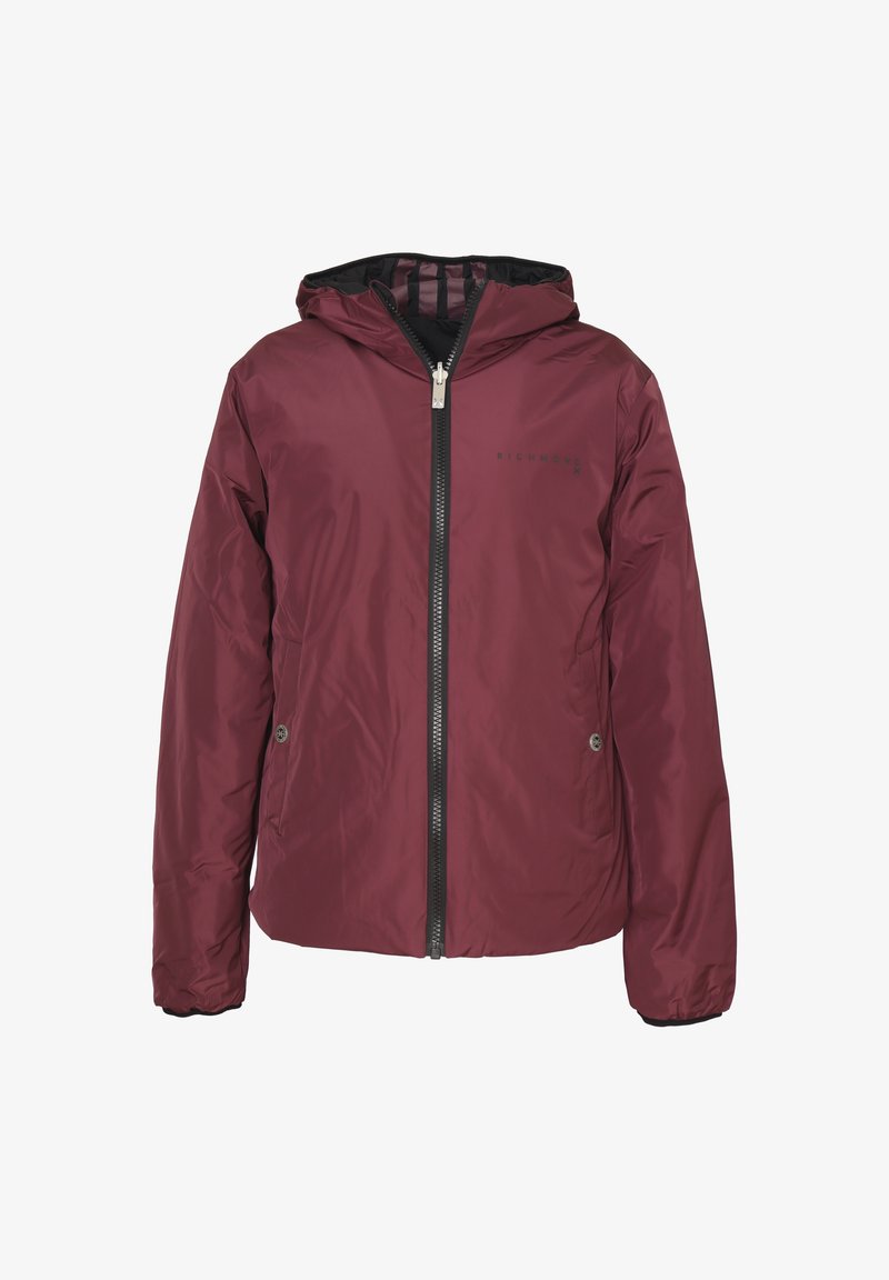 Giacca a vento bordeaux con cappuccio, zip frontale, tasche laterali e fodera interna nera; presenta una leggera branding sul petto e polsini elasticizzati.