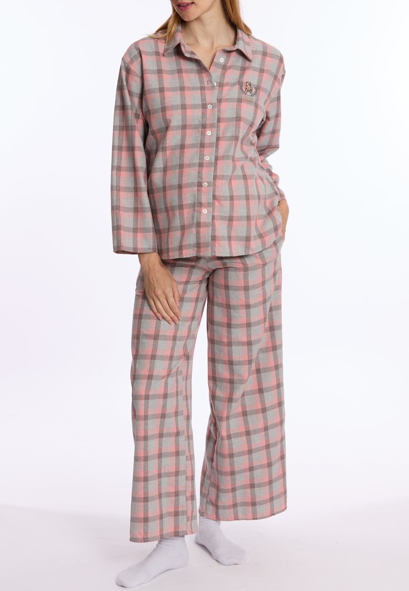 Geplooide flanellen pyjama set in een grijs en roze ruitpatroon; bevat een knoopjesshirt met kraag en lange mouwen, en wijde broekspijpen.