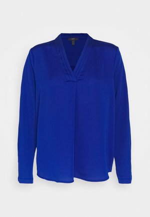 Langærmet bluse i koboltblå med V-udskæring og diskrete plisserede detaljer omkring kraven.