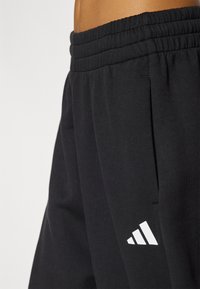 adidas Sportswear FUTURE ICONS THREE STRIPES PARACHUTE - Treningo apatinė dalis - black