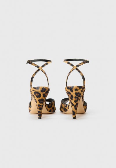Saboți cu toc înalt cu imprimeu leopard, cu un design cu curea încrucișată, realizate din material din suede, vârf ascuțit și toc subțire stiletto.