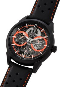 Schwarze Skelettuhr mit orangen Akzenten, transparentem Zifferblatt, silbernen Zeigern und einem perforierten Lederarmband mit kontrastierenden Nähten.