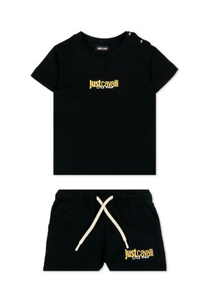 Set per bambini composto da maglietta nera a maniche corte e pantaloncini con logo giallo "Just Cavalli Little Rogue" su entrambi i capi e coulisse bianca sui pantaloncini.