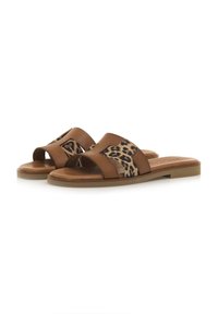 Sandali in pelle marrone con dettagli in tessuto a stampa leopardata, design con punta aperta, suola piatta e una larga fascia sopra il piede.
