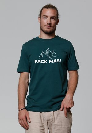Türkisfarbener Baumwoll-T-Shirt mit einem Berggrafik und dem Text "PACK MAS!" in fettweißer Schrift, Rundhalsausschnitt, kurze Ärmel.