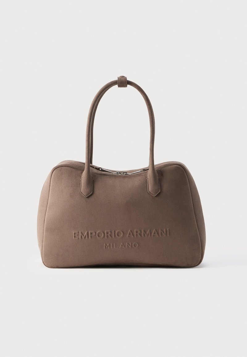 Τσάντα ώμου από απαλό δέρμα σε χρώμα ταουπέ με διπλές λαβές και ανάγλυφο λογότυπο "Emporio Armani Milano" στο μπροστινό μέρος.