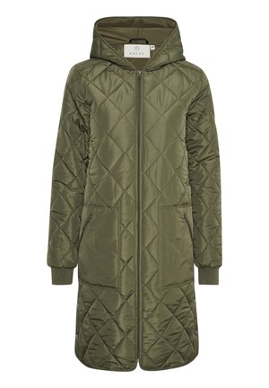 Manteau long en olive matelassé avec capuche, fermeture éclair frontale et poches en biais. Présente des poignets côtelés et une texture lisse et brillante.