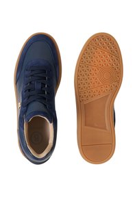 Baskets en cuir bleu marine avec semelle en caoutchouc naturel, présentées vues de dessus et de dessous, dotées de lacets et d'un motif de grip texturé.