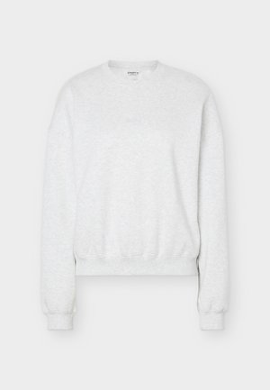 Svjetlosiva majica dugih rukava s okruglim izrezom, rebrastim manšetama i rubom, s prikrivenim toniranim logotipom na prsima.