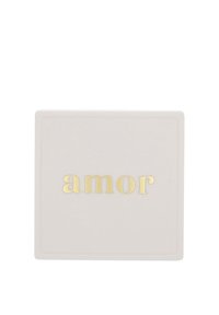 Contenedor cuadrado de color rosa pálido con una textura suave, que presenta la palabra "amor" en letras doradas. Diseño simple y moderno con una estética limpia.