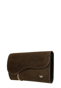 Pochette in camoscio marrone con patta curva, hardware dorato e dettaglio a catena. La texture è morbida e il design è rettangolare e elegante.