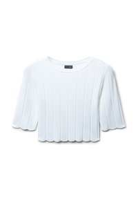 Top corto bianco realizzato in tessuto a maglia testurizzato con righe verticali. Le maniche corte e l'orlo a scallop aggiungono dettagli distintivi.