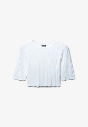 Top court blanc en tricot texturé avec des côtes verticales. Les manches courtes et l'ourlet festonné ajoutent des détails distinctifs.