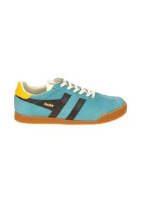 Zapatillas de ante azul claro con franjas marrones, acento en el talón amarillo y suela de goma. Cuenta con cordones blancos y una puntera texturizada.