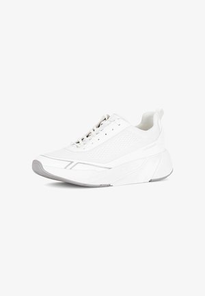 Baskets de sport blanches avec tige en mesh, design à lacets, semelle épaisse et accents gris subtils, positionnées légèrement inclinées vers la gauche.