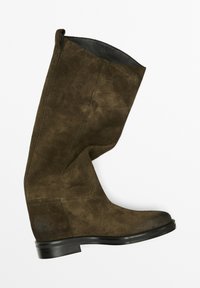 Bottine haute en daim brun avec un bout arrondi lisse, une tige texturée et une semelle en caoutchouc noir. Présente un détail de couture subtil.