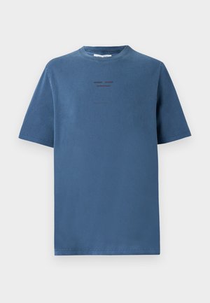 Blå bomulls t-skjorte med rund hals, korte ermer og subtil tekstdesign i mørkere nyanser. Enkel, avslappet passform, ingen mønstre.