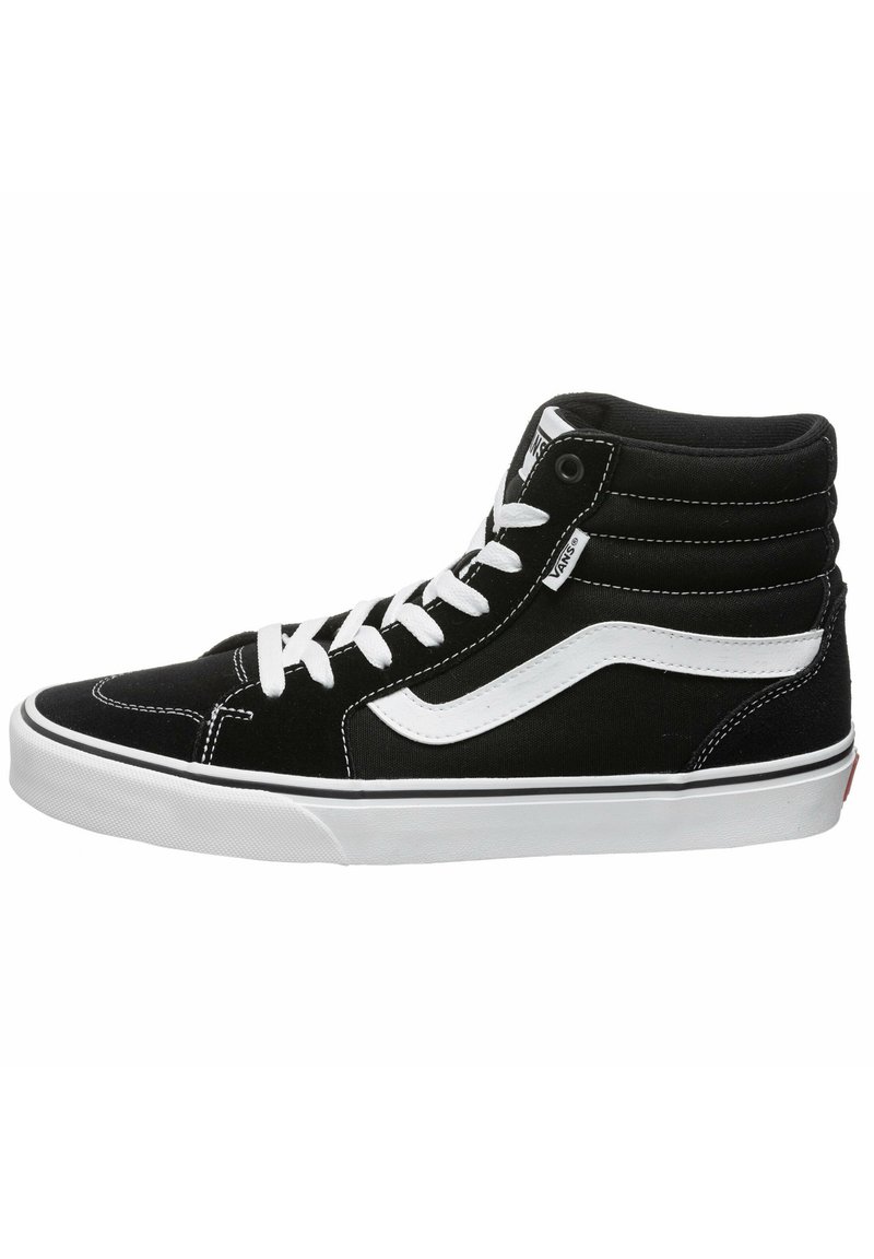 Zapatilla alta de lona negra con cordones blancos y una franja lateral. Cuenta con un cuello acolchado, suela plana y detalles de costura blanca en contraste.