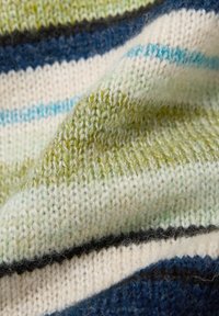 Gestrickter Stoff mit horizontalen Streifen in Hellgrün, Blau, Creme und Dunkelblau; weiche Textur mit einer Mischung aus Fasern.