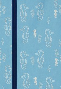 Blauer Stoff mit einem weißen Seepferdchenmuster, glatter Textur und einem zentral platzierten dunkelblauen Reißverschluss, der von Blasen durchzogen ist.