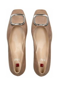 Ballerine in suede taupe con una fibbia metallica quadrata sulla punta. Interno liscio, forma arrotondata con un design a scollatura bassa.