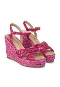 Sandali con zeppa di un brillante colore rosa, dotati di una piattaforma intrecciata testurizzata, decorazioni in strass e cinghie regolabili per una vestibilità sicura. Presentano un design con punta aperta.