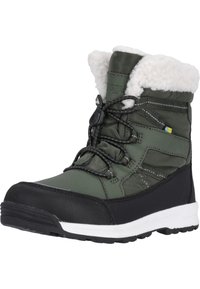 Wasserabweisende grüne Winterstiefel mit einem flauschigen weißen Fellkragen, schwarzer Gummizehenschutzkappe und strukturierten grauen Schnürsenkeln. Weiße Zwischensohle und robuster Außensohle.