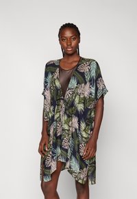 Kimono ligero de manga corta con una base azul oscura y patrones de hojas verdes y rosas. Se ata en la cintura, es de longitud hasta la rodilla y tiene aberturas a los lados.
