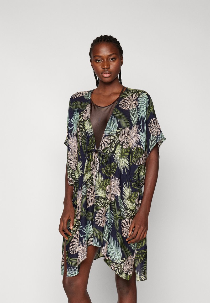 Kimono ligero de manga corta con una base azul oscura y patrones de hojas verdes y rosas. Se ata en la cintura, es de longitud hasta la rodilla y tiene aberturas a los lados.