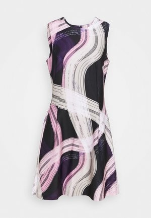 Ärmelloses A-Linien-Kleid mit abstraktem Wellenstreifenmuster in Schwarz, Weiß, Pink und Lila auf einem hellen Hintergrund.