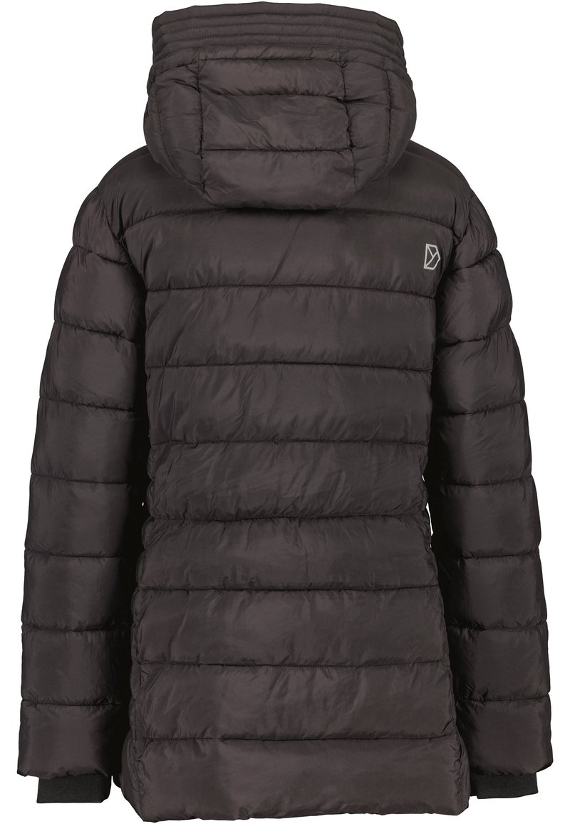 Schwarze Steppjacke mit einem ge quilteten Design, Kapuze und elastischen Bündchen. Sie hat ein kleines Logo auf der oberen linken Seite. Glatte, glänzende Textur.