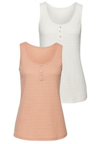 Twee tanktops: één in perzik en de ander in wit. Beide hebben een gestructureerde stof, een ronde halslijn en drie-knopenaccenten aan de voorkant.
