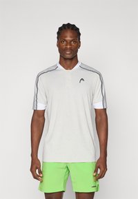 Camisa de manga corta gris claro con cuello blanco y detalles en gris oscuro en los hombros; presenta un pequeño logo negro en el pecho.