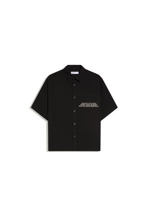 Schwarzes Kurzarm-Hemd mit Knopfleiste, Kragen und einer Brusttasche mit weißem Textdruck auf der rechten Seite.