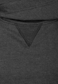 Tela de sudadera gris oscura con una textura suave. Presenta un parche triangular acanalado en el cuello para un mayor detalle. Diseño simple y funcional.