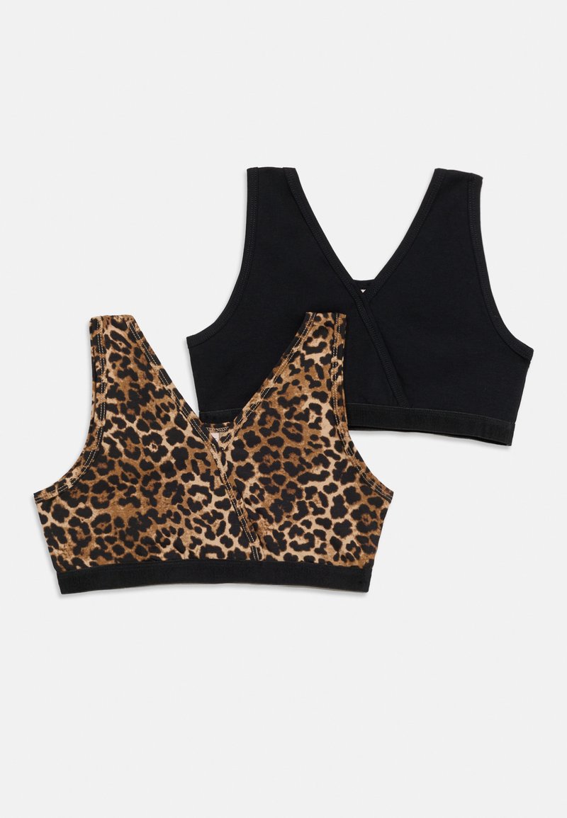 Deux soutiens-gorge de sport sans manches, l'un uni noir et l'autre à imprimé léopard marron et noir, tous deux avec un col en V et une bande élastique sous la poitrine.