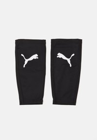 Crne sportske rukave od rastezljivog materijala, s bijelim Puma logotipima na svakoj rukavi. Jednostavan dizajn bez dodatnih uzoraka ili akcenata.