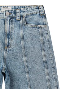 Jeans in denim azzurro chiaro con vita alta, design classico a cinque tasche, cuciture a contrasto e una leggera texture distressed.