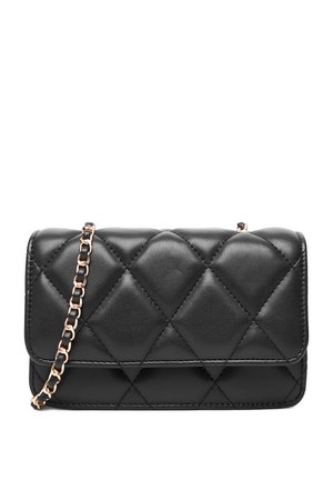 Bolso de mano de cuero negro acolchado con una correa de cadena dorada y negra, forma rectangular y cierre de solapa.