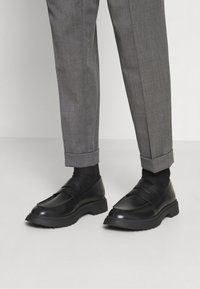 Camper WALDEN - Slipper - glänzend schwarz