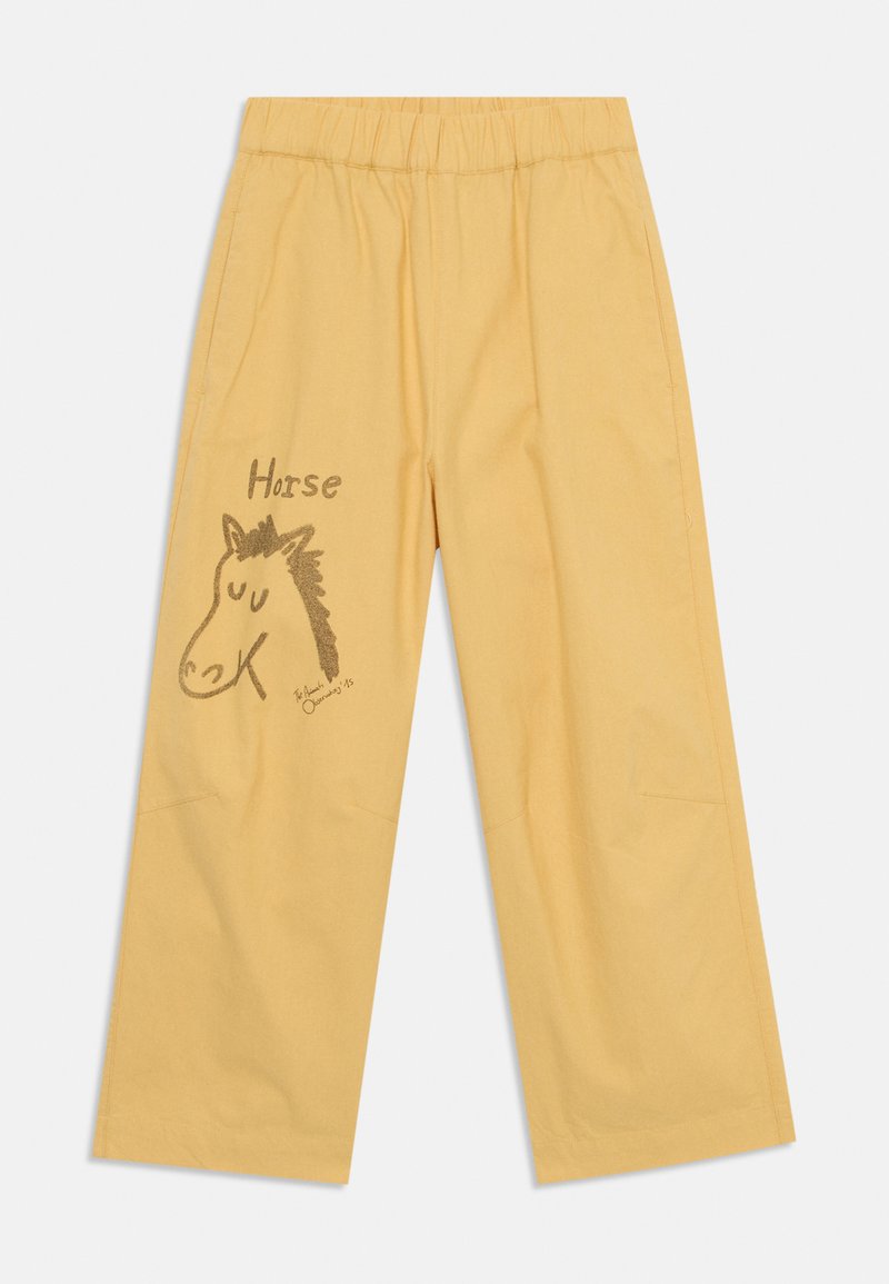Gelbe Baumwollhosen mit einem elastischen Bund, mit einem braunen Pferdemotiv und dem Wort „Pferd“ in einer verspielten Schriftart.
