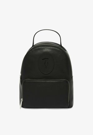 Sac à dos en cuir noir avec dessus arrondi, poche zippée à l'avant, poignée supérieure et logo ovale embossé sur le panneau avant.